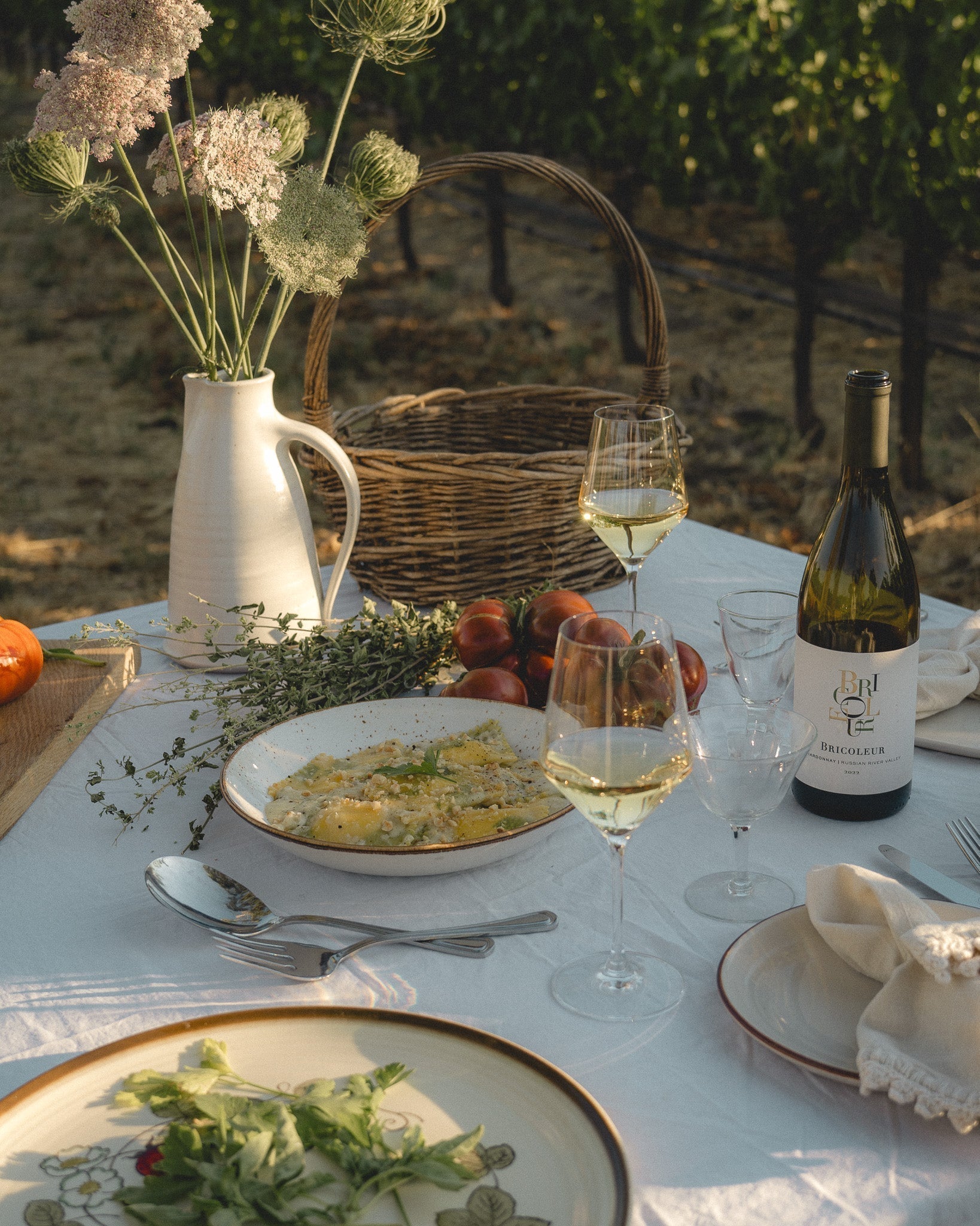 A Summer Evening inspired by Bricoleur: How to Host the Perfect Outdoor Dinner Party